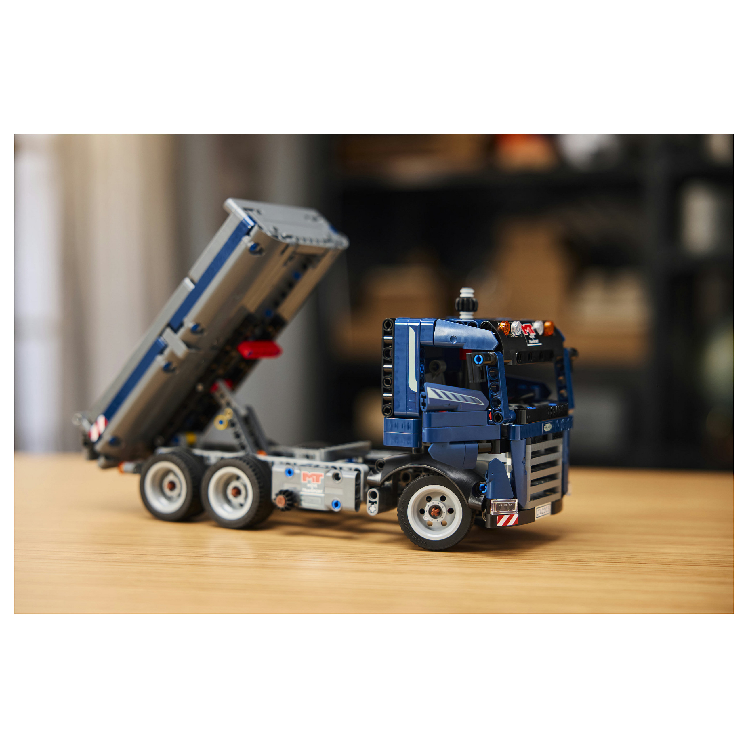 LEGO Technic Dump Truck 42203 thumbnail 5