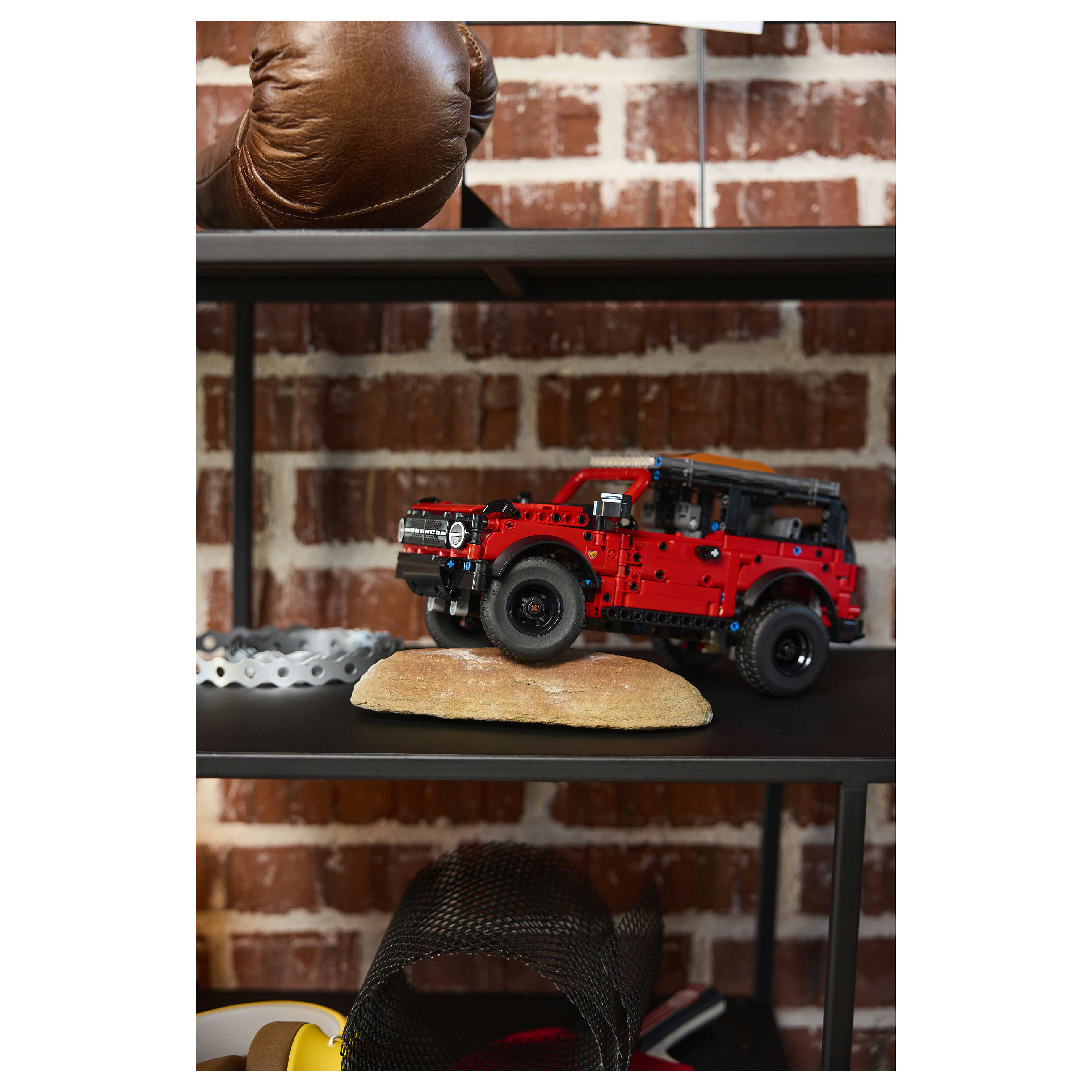 LEGO Technic Ford Bronco SUV 42213 thumbnail 5