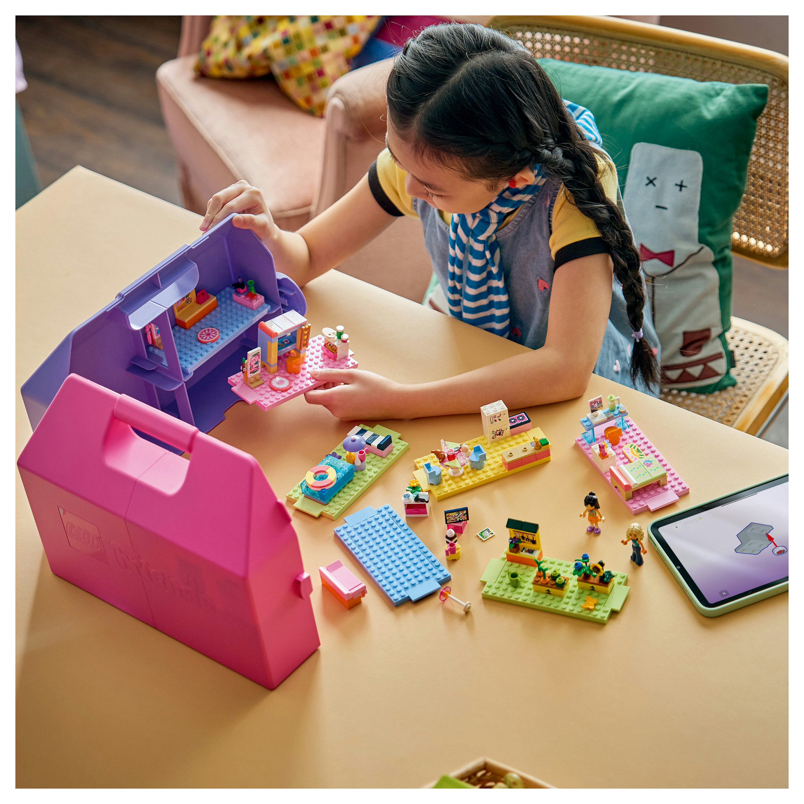 LEGO Friends Creative Dollhouse Suitcase 42697 thumbnail 5