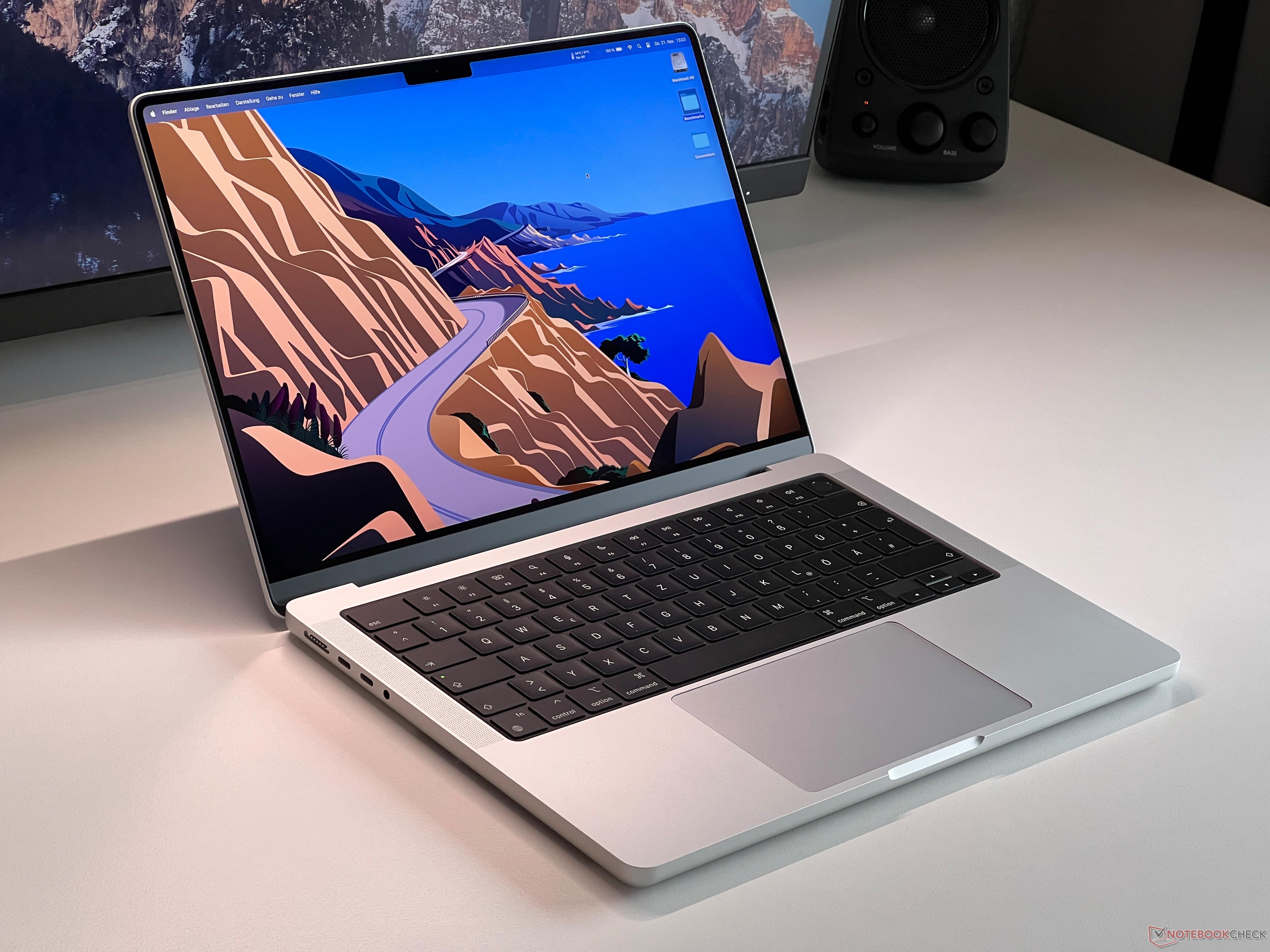 MacBook Pro M5 Pro 14.2" / 18 CPU / 20 GPU / 24GB / 2TB - Silver thumbnail 5