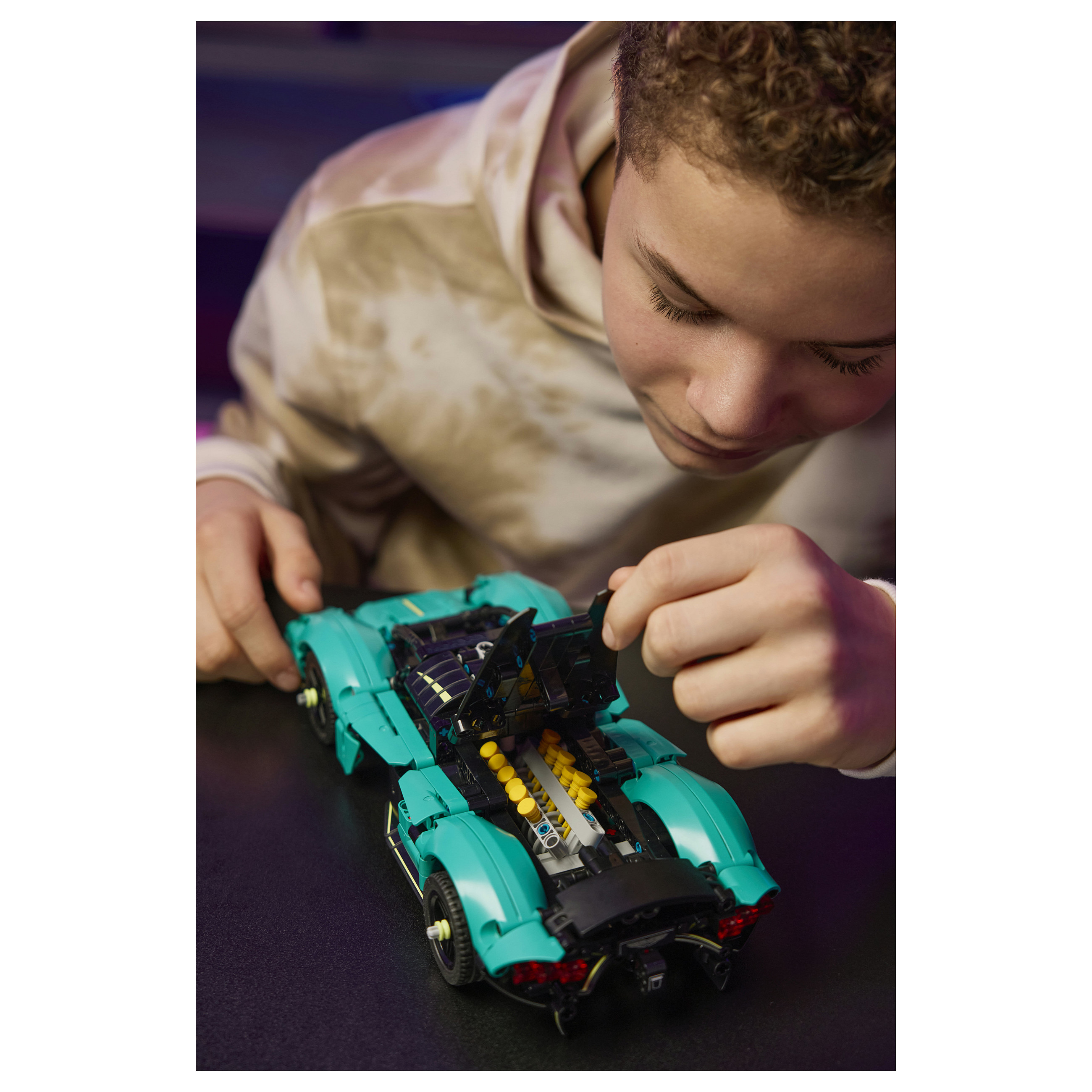 LEGO Technic Aston Martin Valkyrie 42208 thumbnail 5