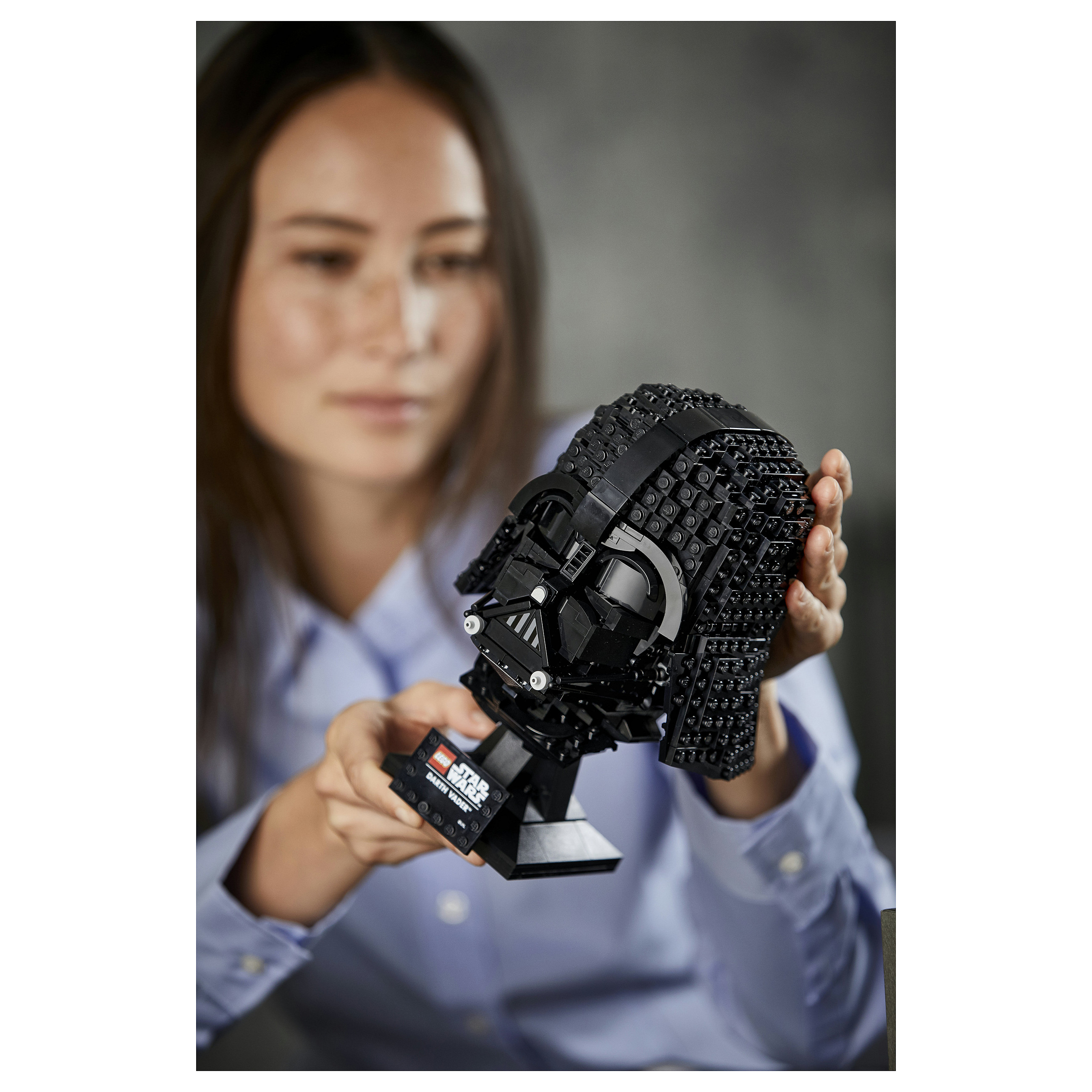 LEGO Star Wars Darth Vader Helmet 75304 thumbnail 6