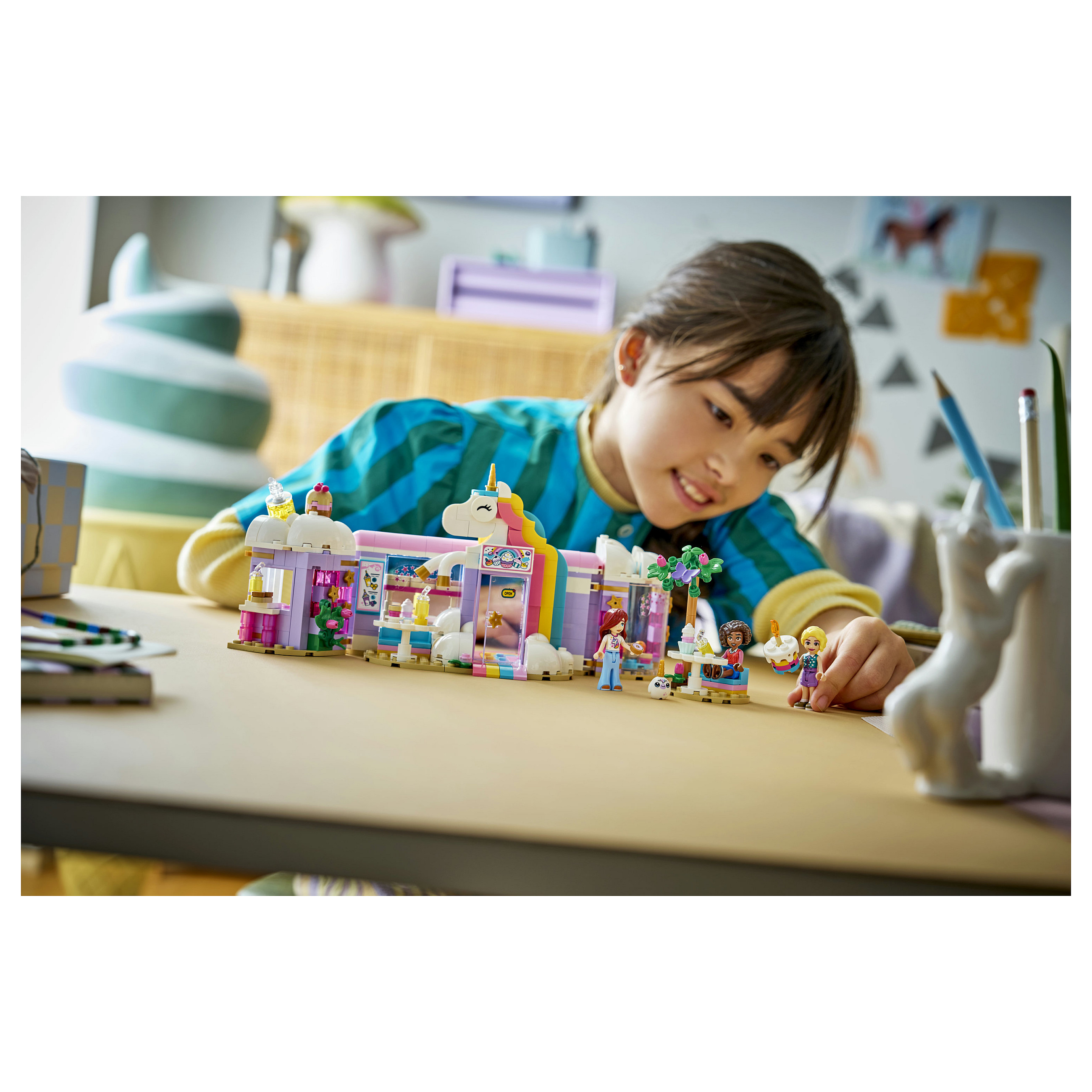 LEGO Friends Unicorn Dream Café 42684 thumbnail 3