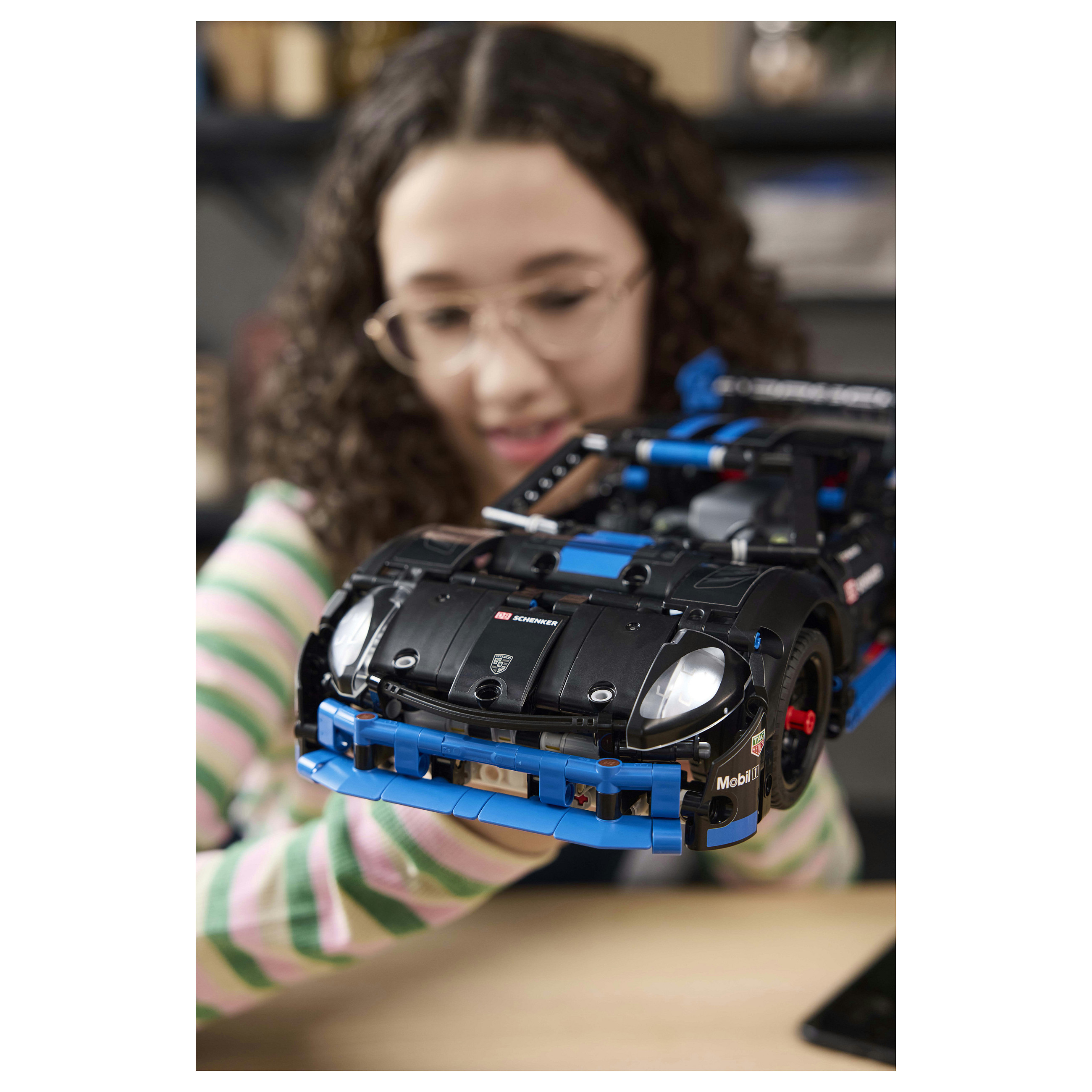 LEGO Technic Porsche GT4 e-Performance Race Car 42176 thumbnail 4