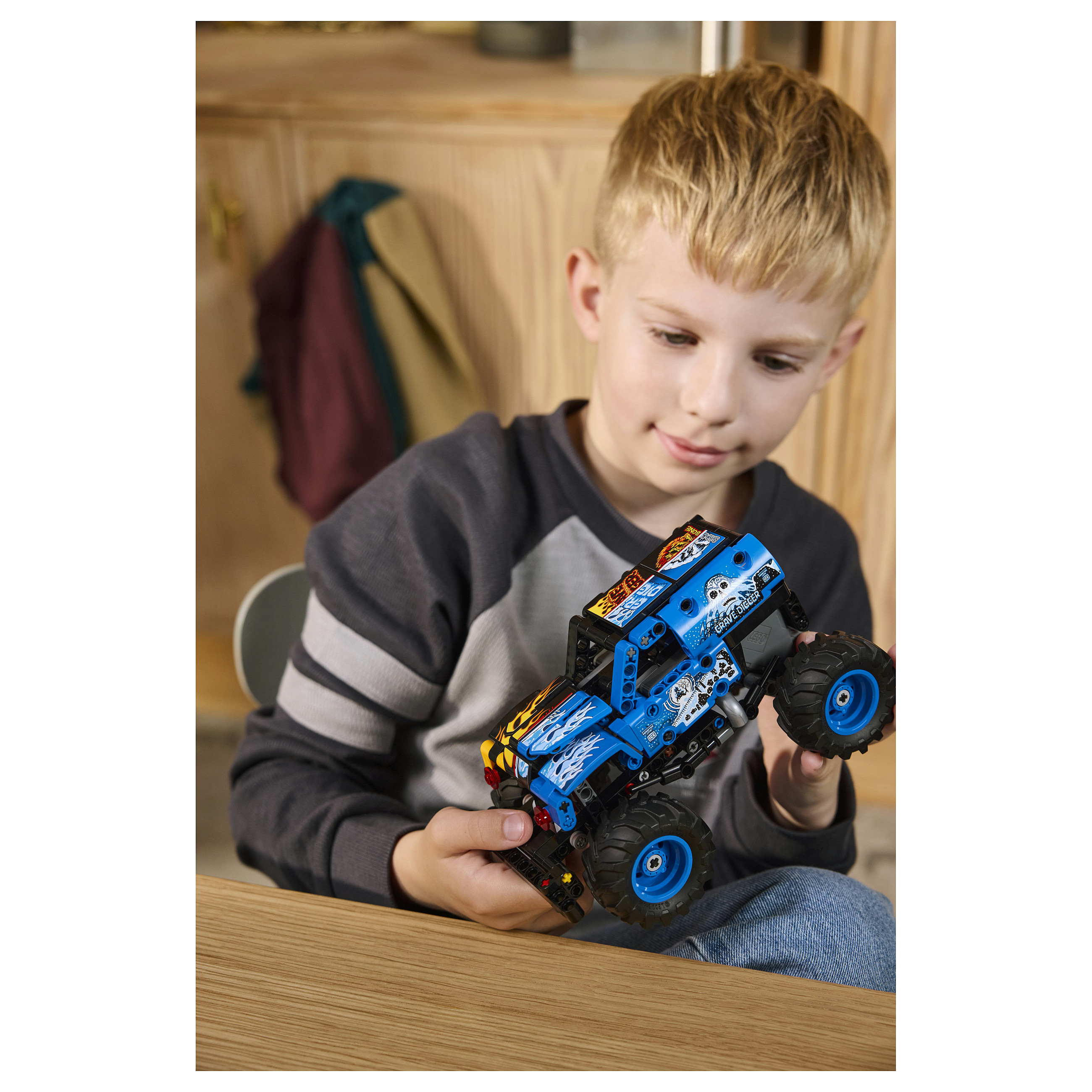 LEGO Technic Monster Jam Grave Digger Fire and Ice 42219 thumbnail 3