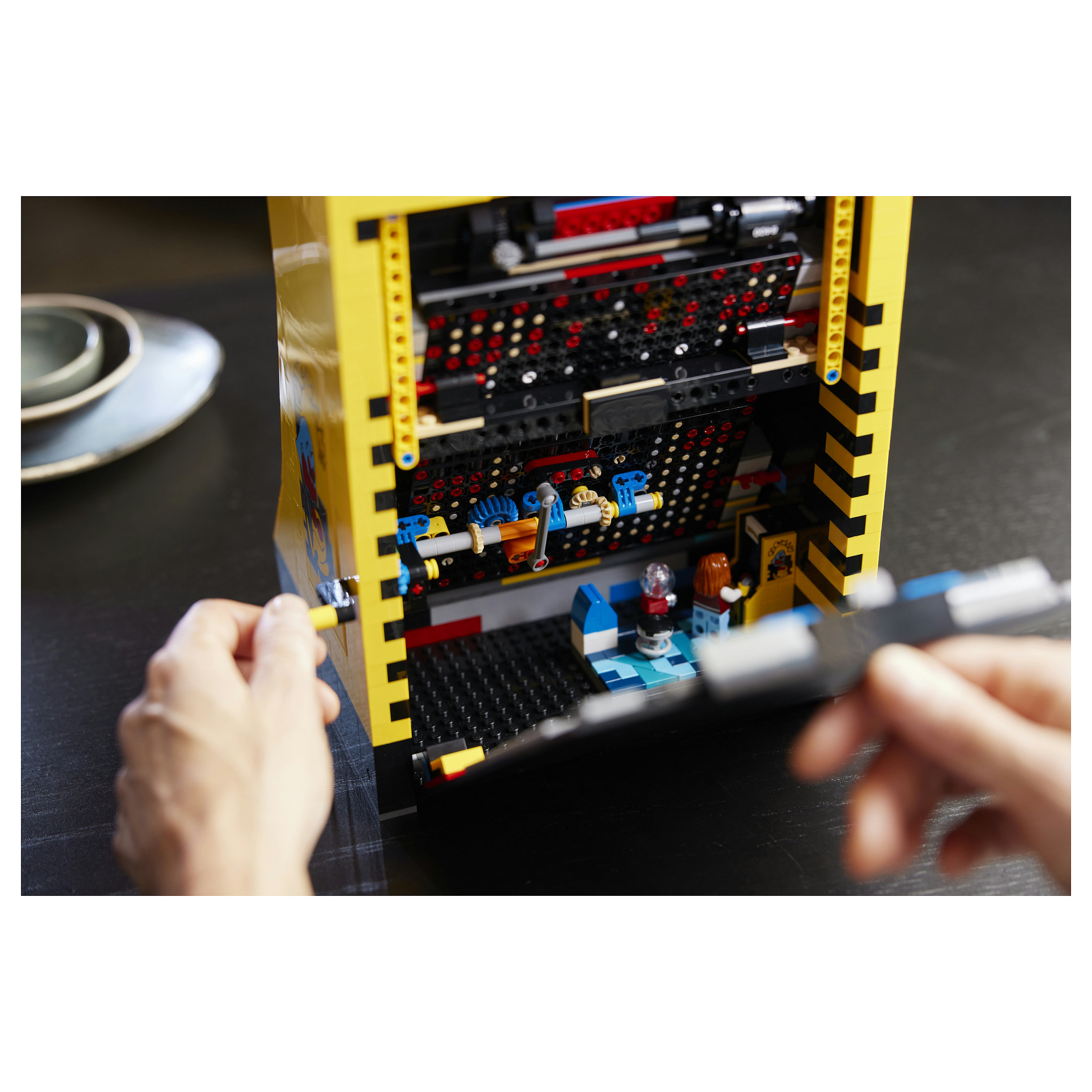 LEGO Icons PAC-MAN Arcade Machine 10323 thumbnail 3