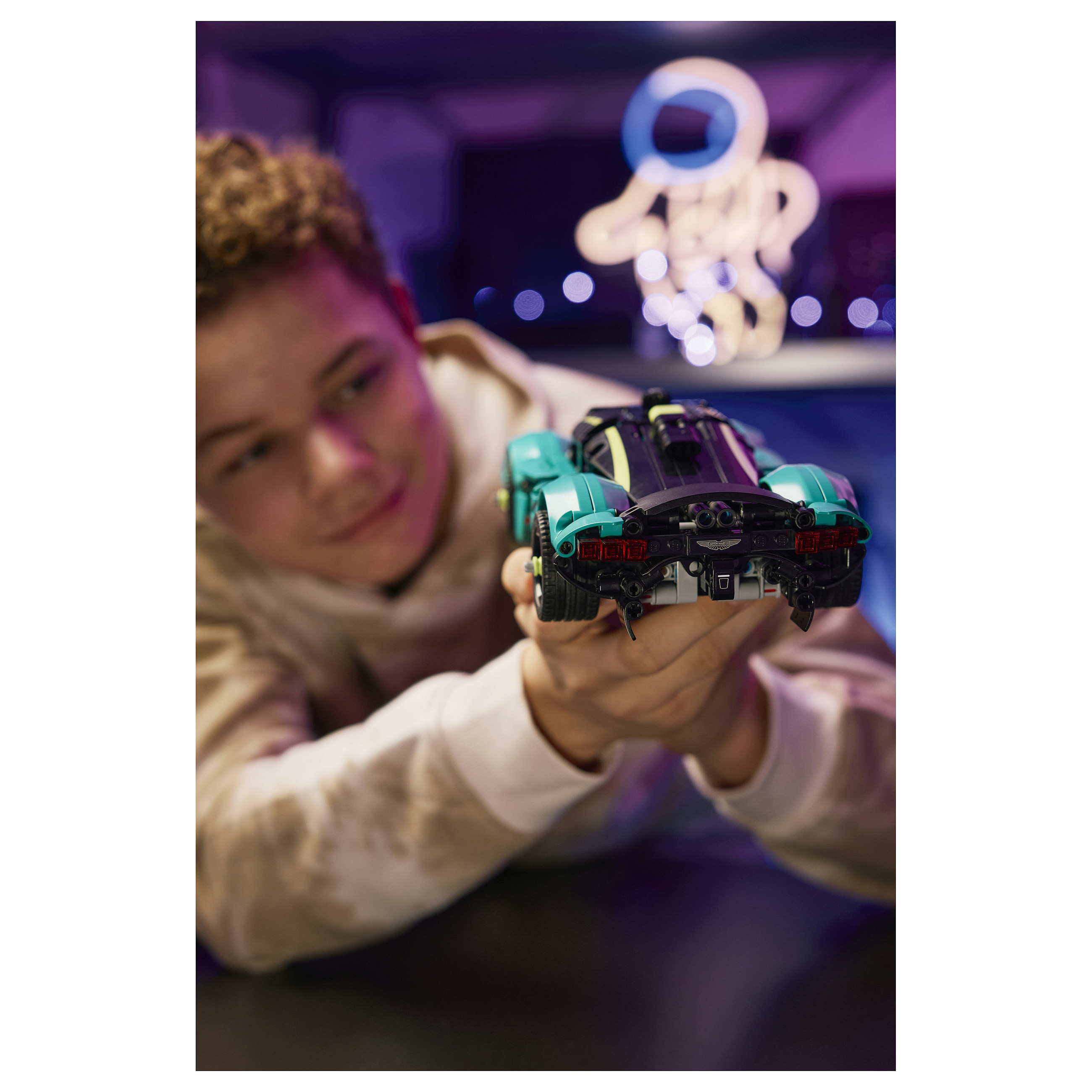 LEGO Technic Aston Martin Valkyrie 42208 thumbnail 6