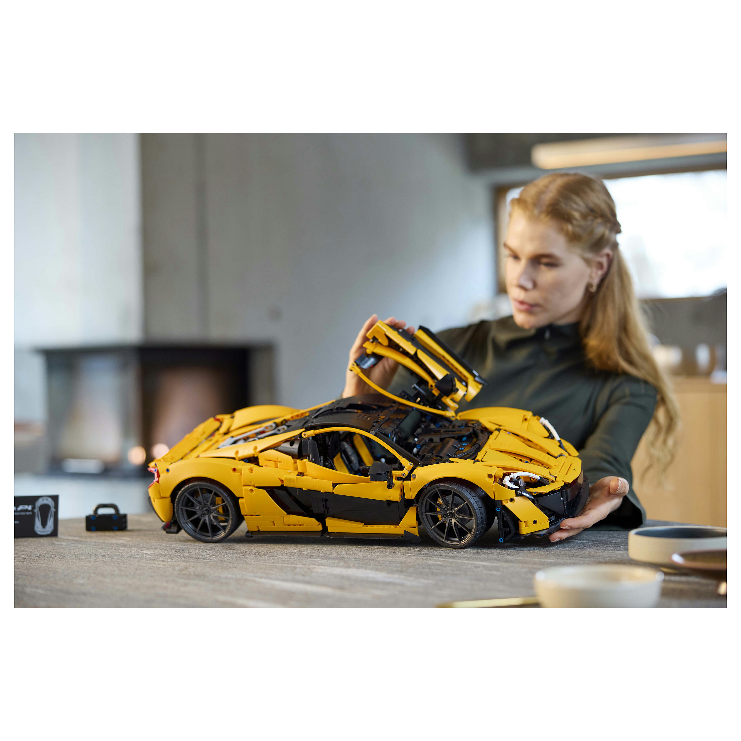 LEGO Technic McLaren P1 thumbnail 5