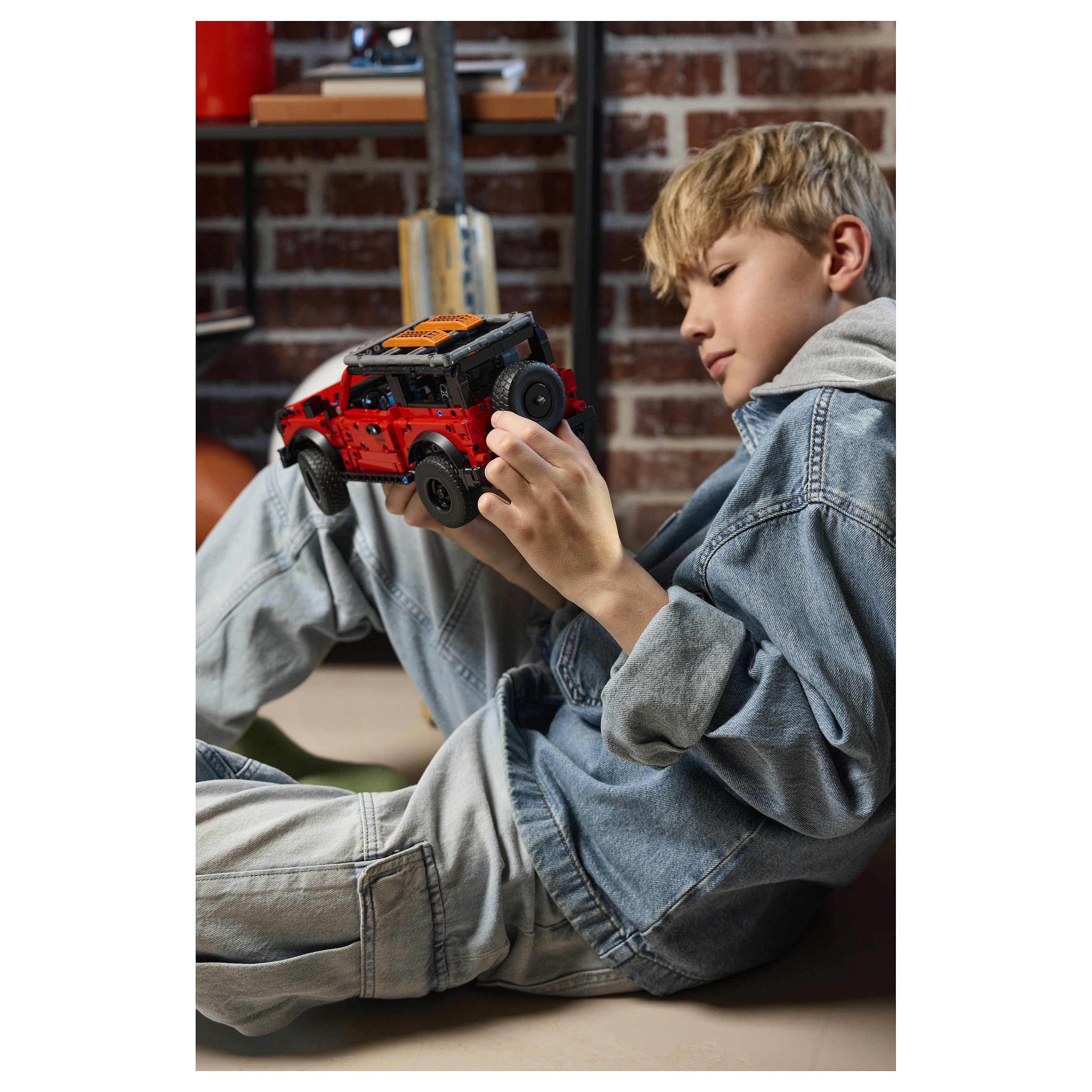 LEGO Technic Ford Bronco SUV 42213 thumbnail 4