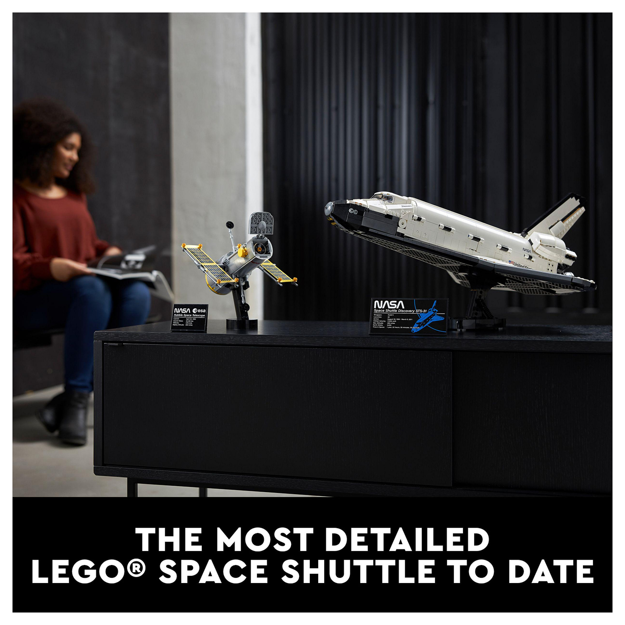 Lego Creator Expert NASA Space Shuttle Discovery thumbnail 6