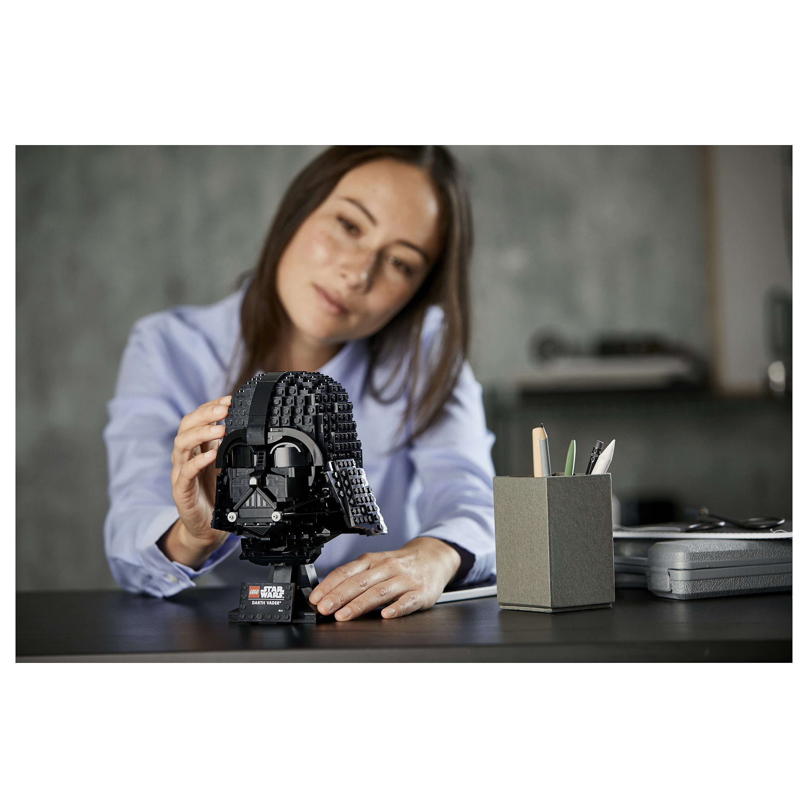 LEGO Star Wars Darth Vader Helmet 75304 thumbnail 4