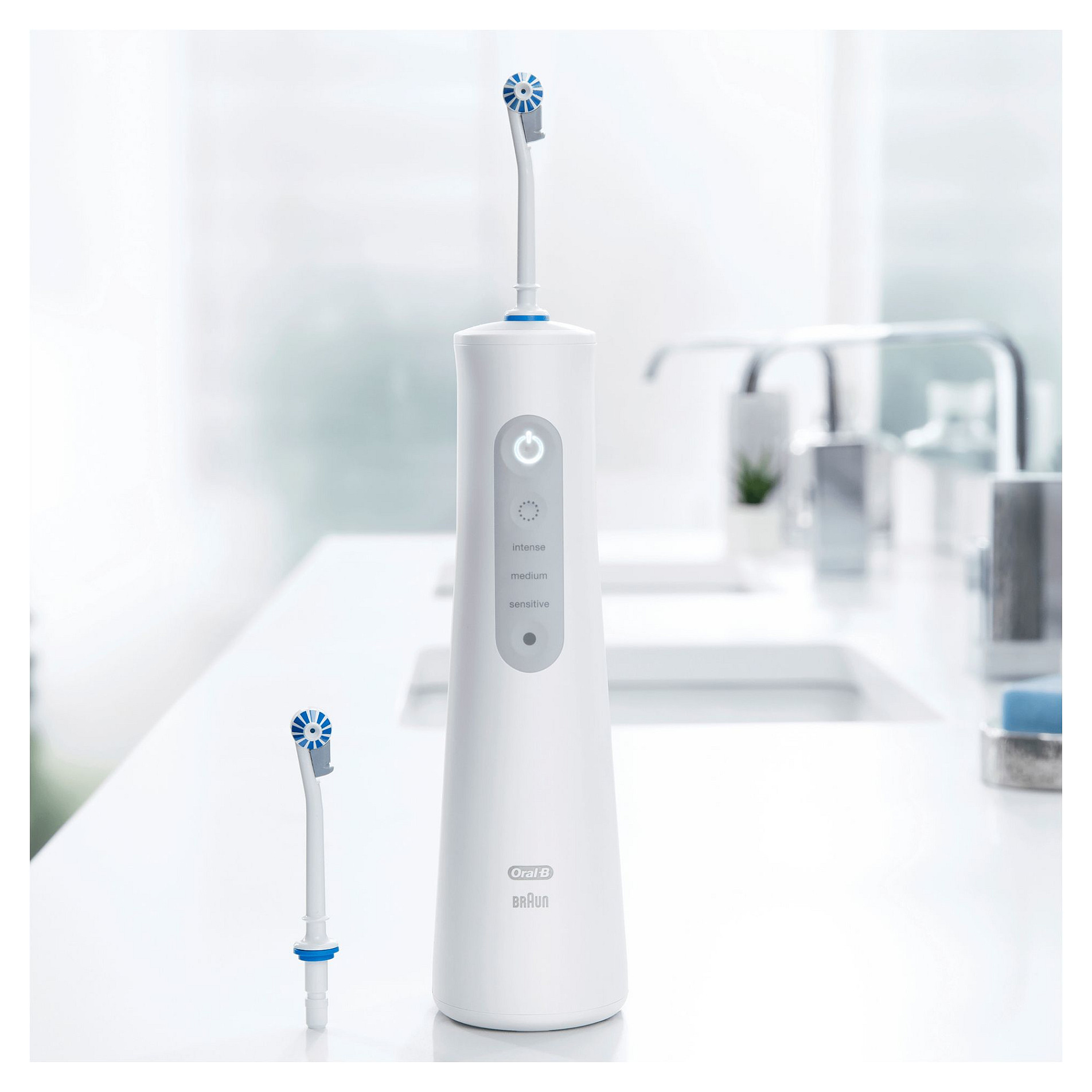 Pastrues oral me ujë Oral-B AquaCare 6 Pro-Expert / OxyJet / 6 Nivele / 2 Koka / Cordless – Bardhë 5