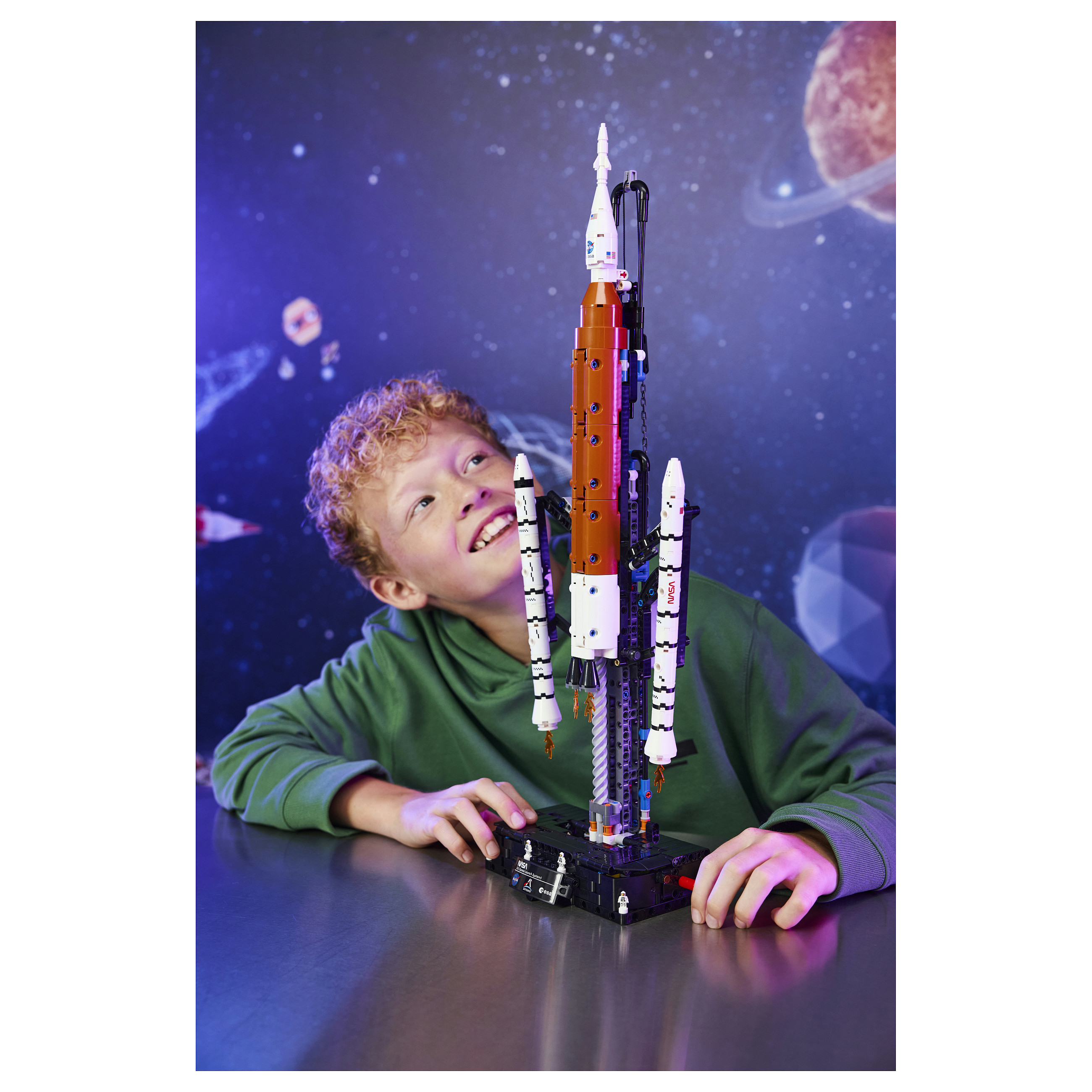 LEGO Technic NASA Artemis Space Launch System Rocket 42221 thumbnail 4