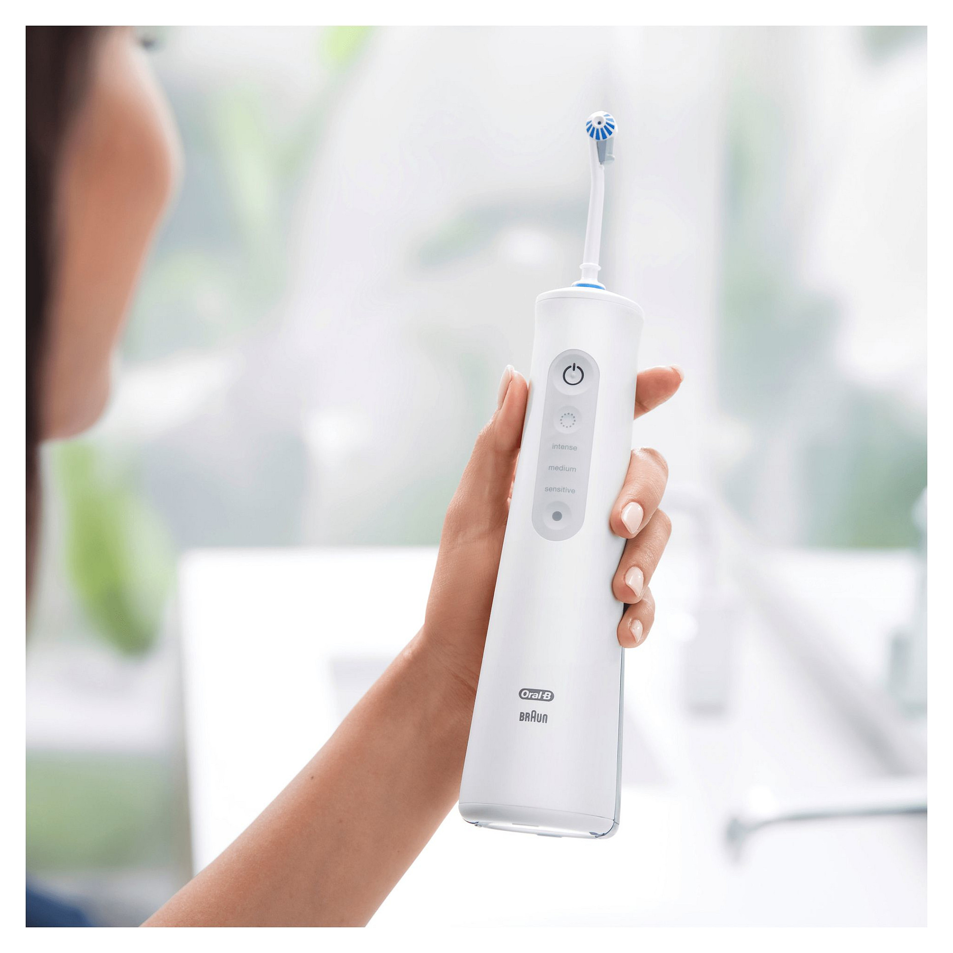 Pastrues oral me ujë Oral-B AquaCare 6 Pro-Expert / OxyJet / 6 Nivele / 2 Koka / Cordless – Bardhë 3