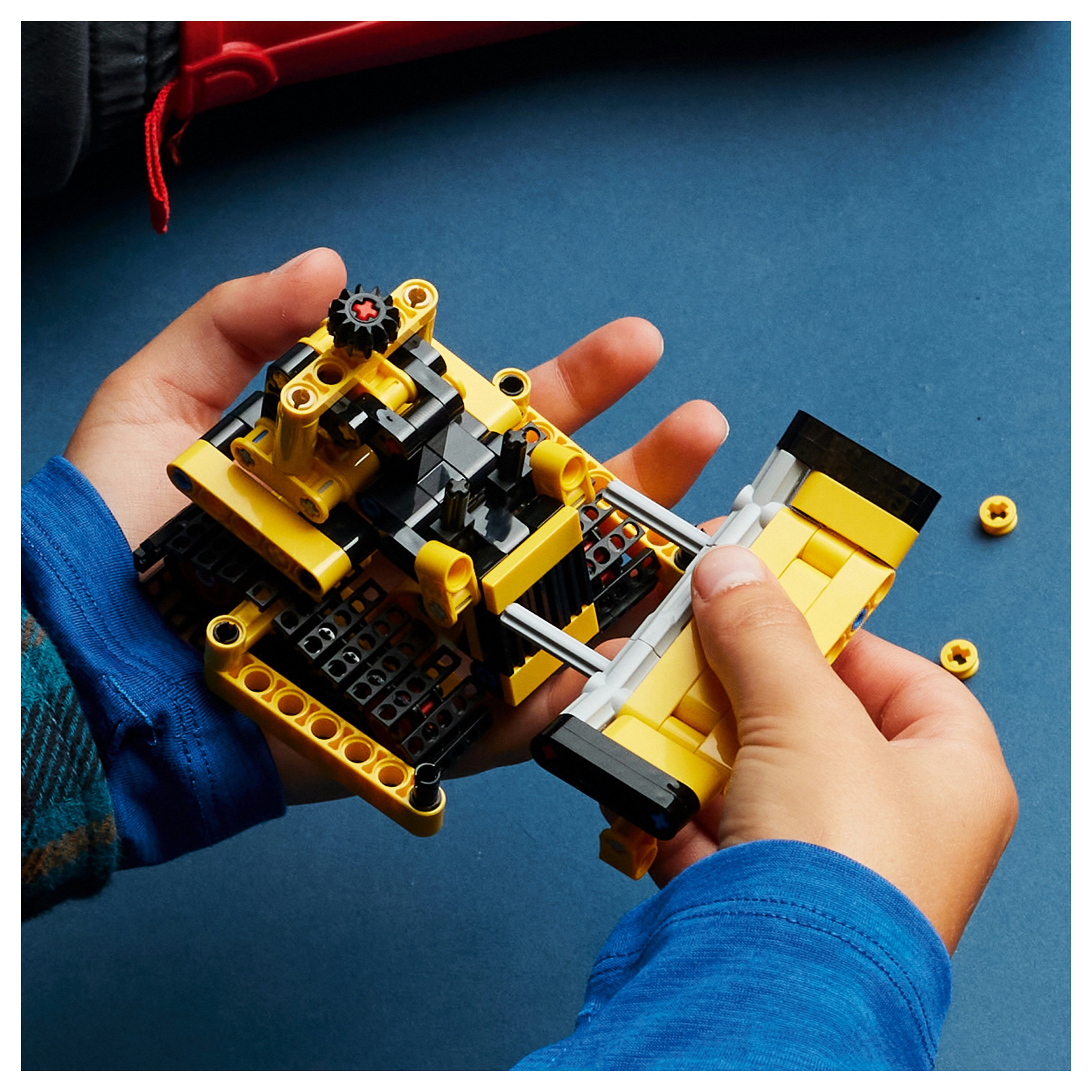 LEGO Technic Heavy-Duty Bulldozer 42163 thumbnail 5
