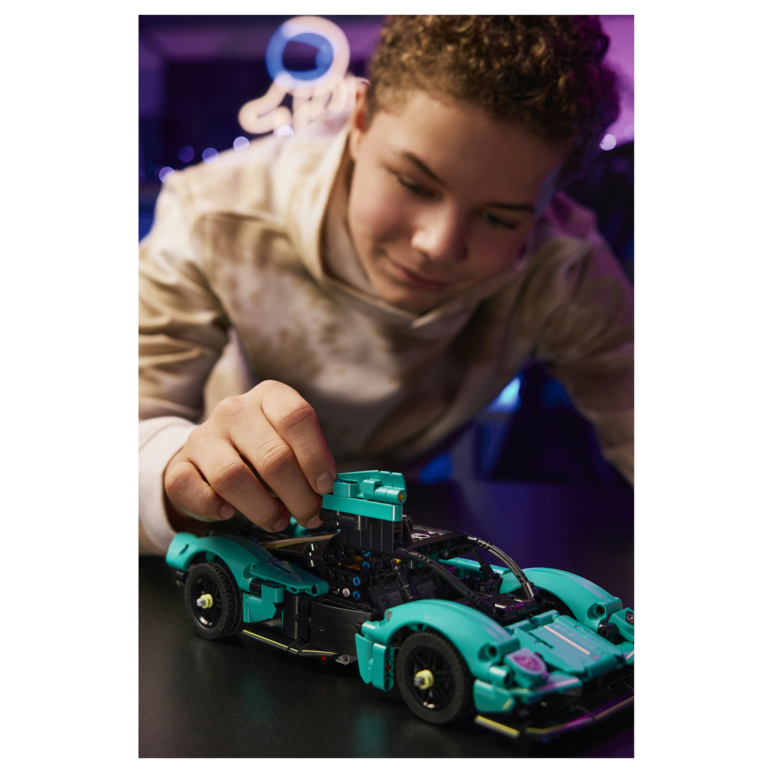 LEGO Technic Aston Martin Valkyrie 42208 thumbnail 3