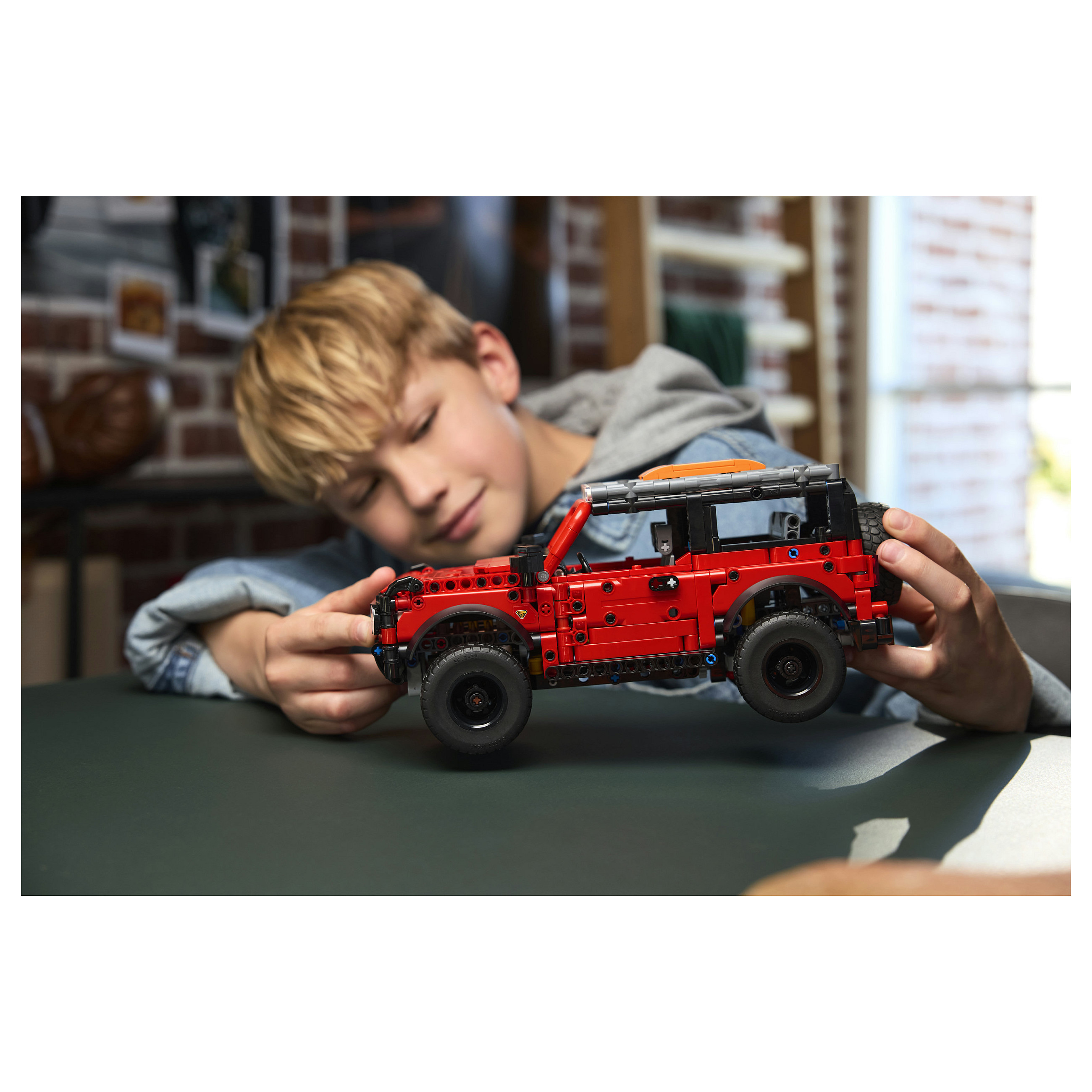 LEGO Technic Ford Bronco SUV 42213 thumbnail 3
