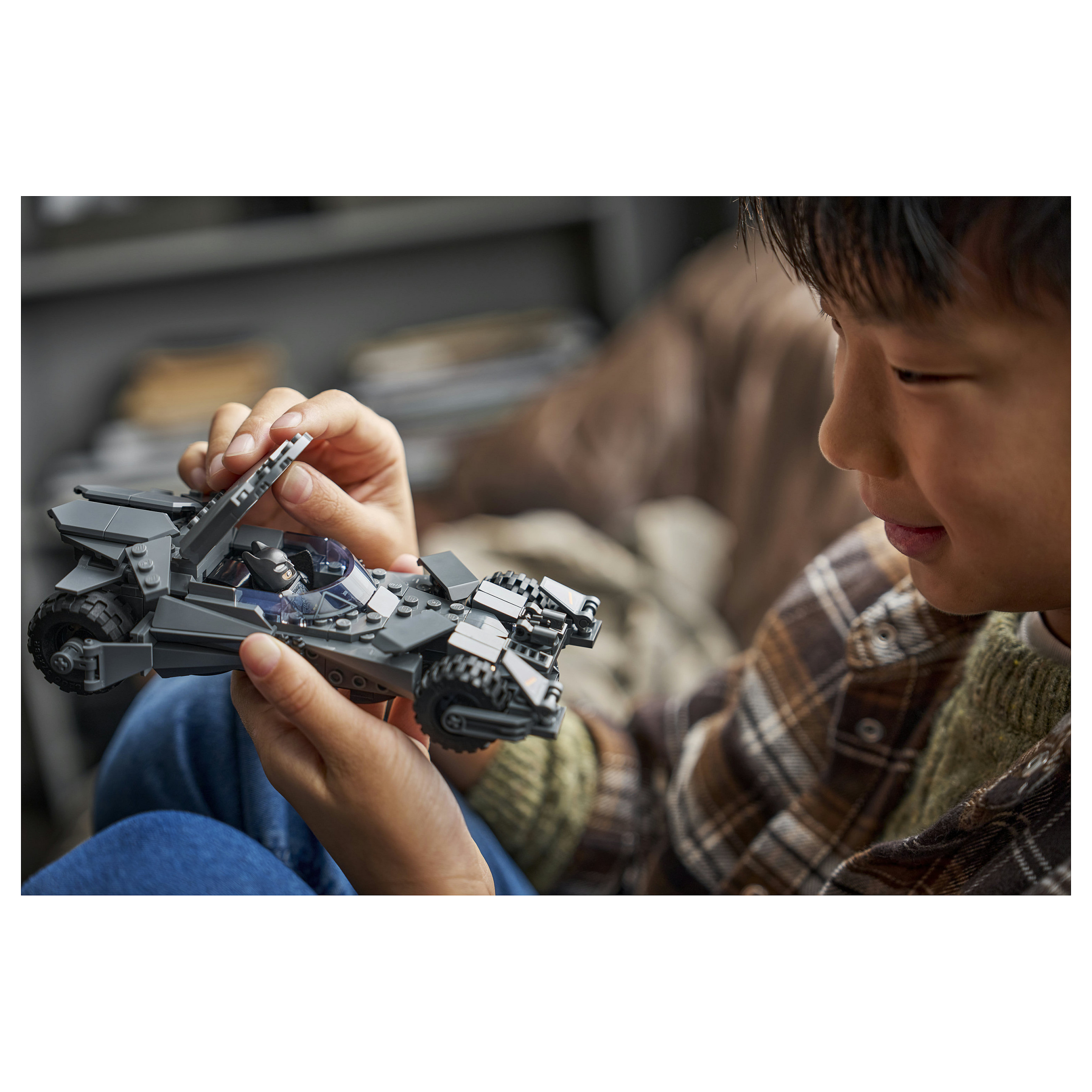 LEGO Batman v Superman™ Batmobile™ 76331 thumbnail 4
