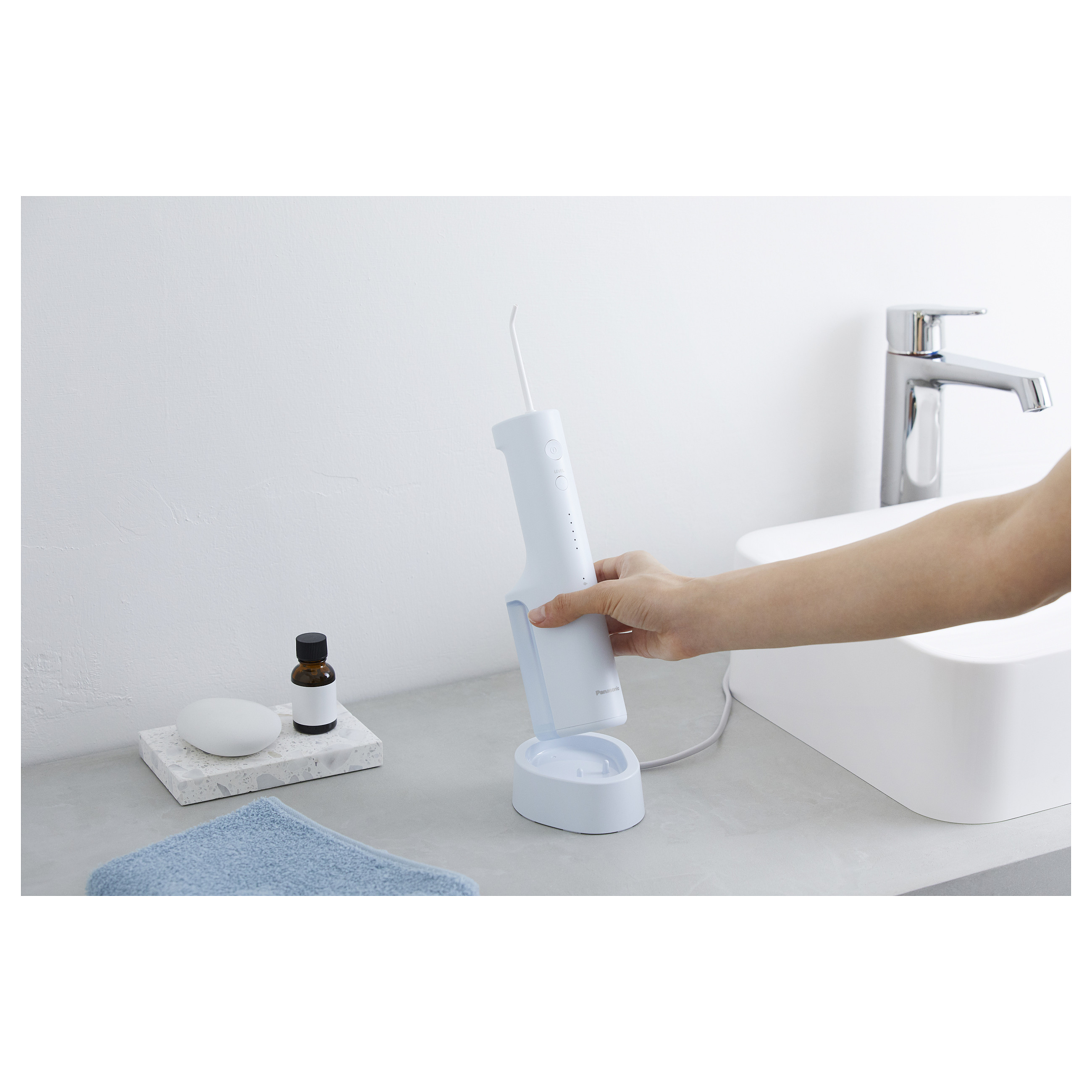 Pajisje për pastrimin e dhëmbëve Panasonic EW-DJ26-A303 / 5 Nivele Presioni / 200 ml / Li-Ion / IPX7 / Wireless Charging / 2 Gryka - Bardhë 7