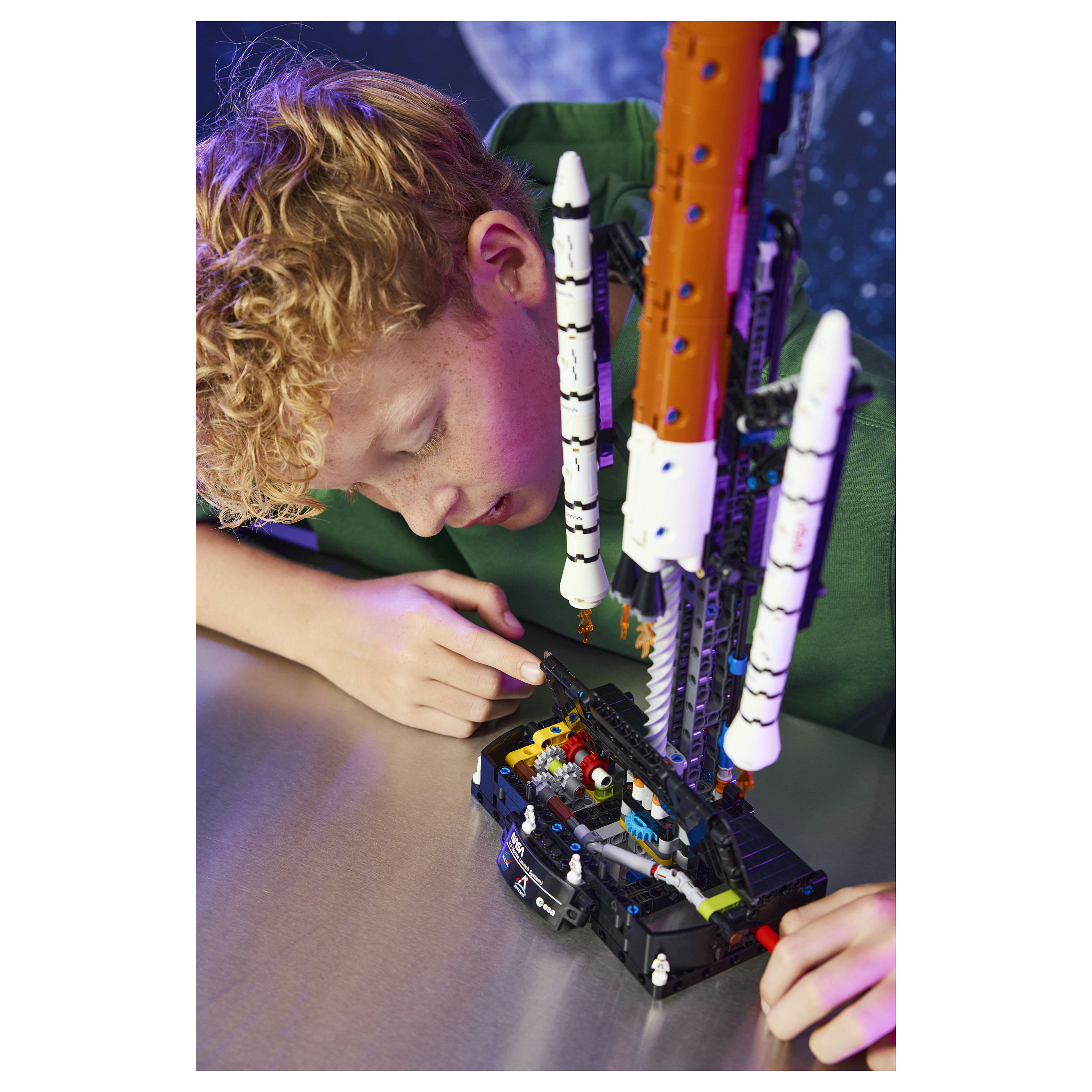 LEGO Technic NASA Artemis Space Launch System Rocket 42221 thumbnail 5