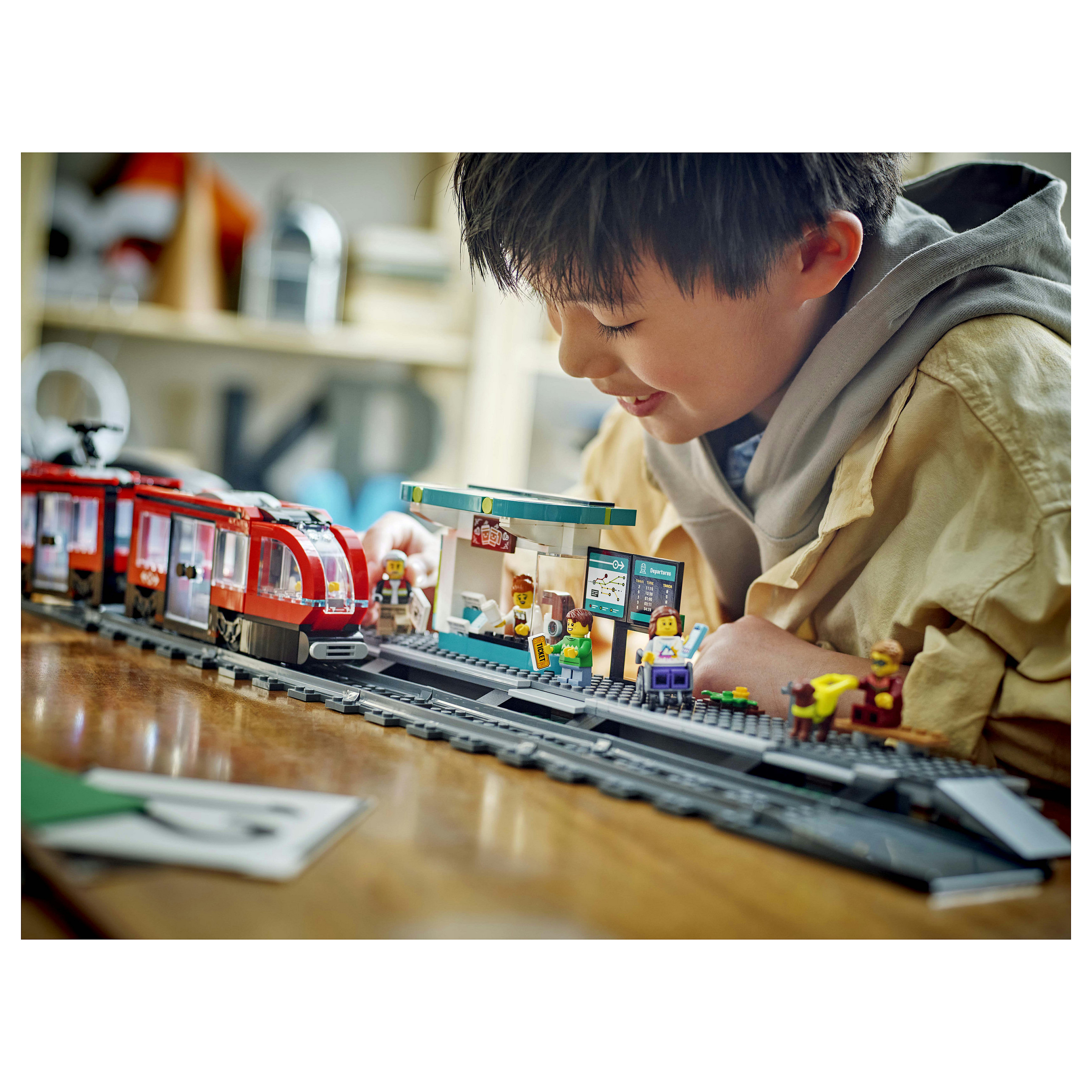 LEGO 60423 City: Tram with Stop thumbnail 6