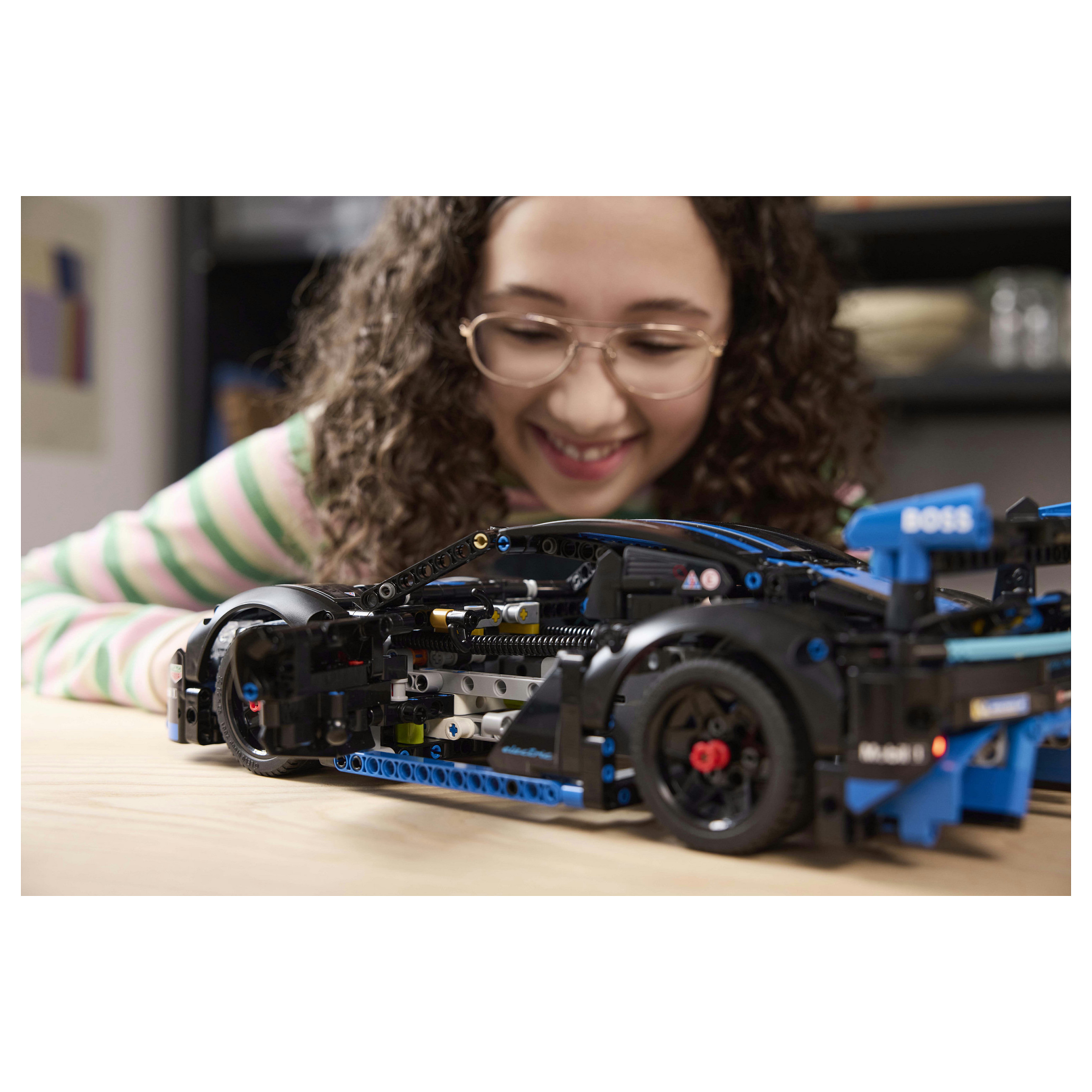 LEGO Technic Porsche GT4 e-Performance Race Car 42176 thumbnail 5